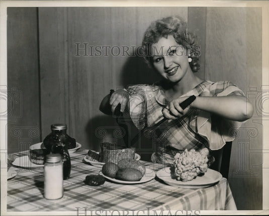 1934 Press Photo Betty Forquer With "Fake" Food at Exhibit in LA - Historic Images