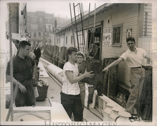1938 Press Photo Loading Coal on Bowdoin for Far North Expedition with McMillan - Historic Images