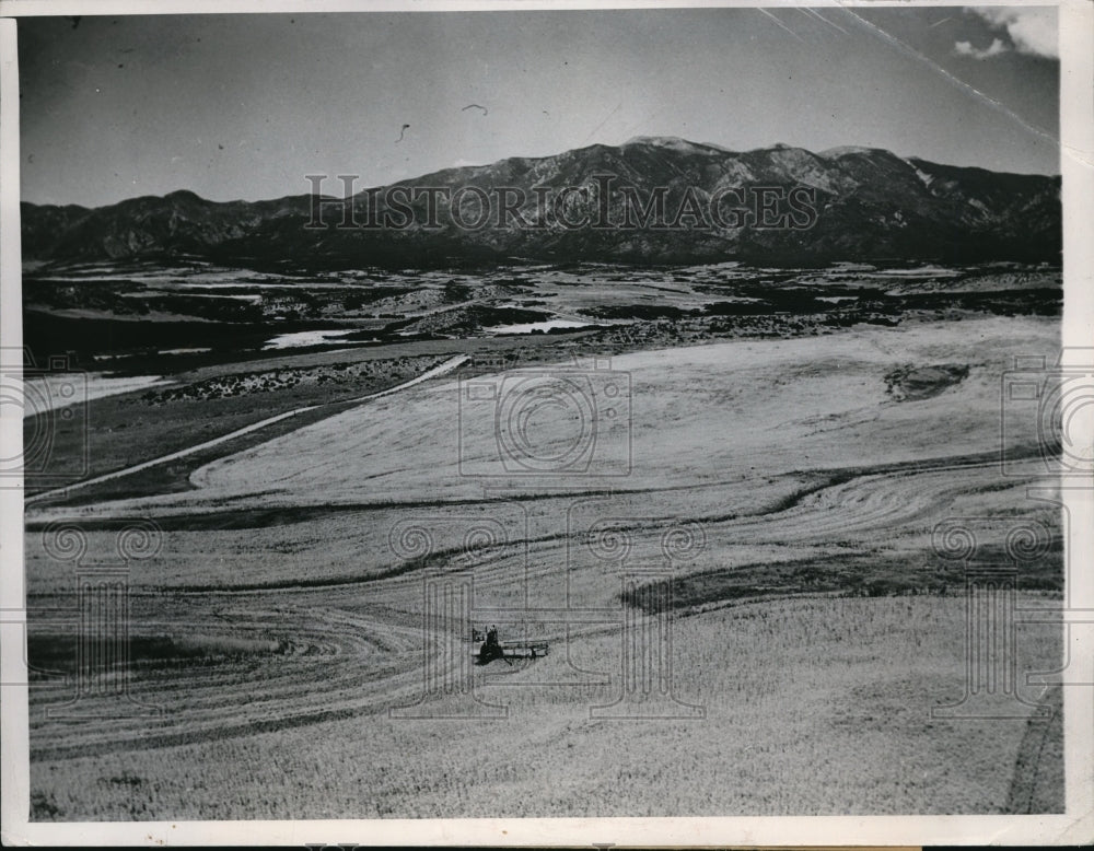 1947 Press Photo Wheat Harvest Nearing Completion Rocky Mountains Pueblo Colorad - Historic Images