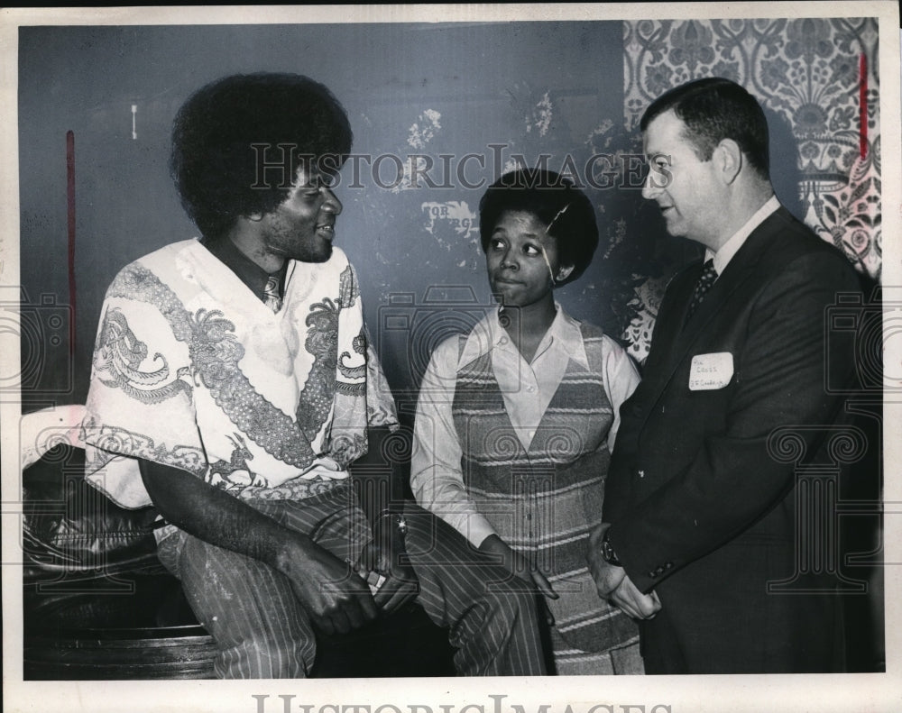 Press Photo Students N.Howard &amp; L.Dillard talks to Ron Cross of BF Goodrich - Historic Images