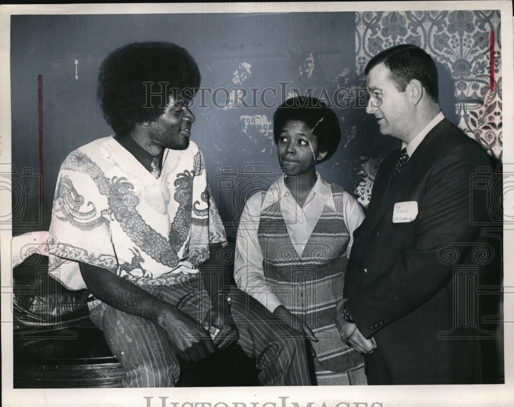 Press Photo Students N.Howard & L.Dillard talks to Ron Cross of BF Goodrich - Historic Images