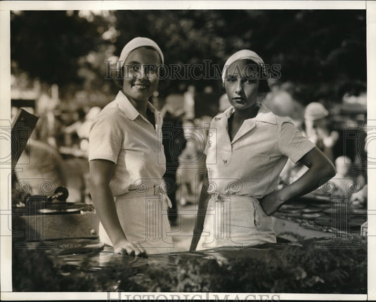 1932 Press Photo Gertrude & Barbara Vander Poel Sell Records For Charity - Historic Images