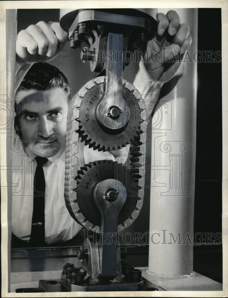 1965 Press Photo Durability test by technician at Borg-Warner&#39;s Morse Chain Co - Historic Images