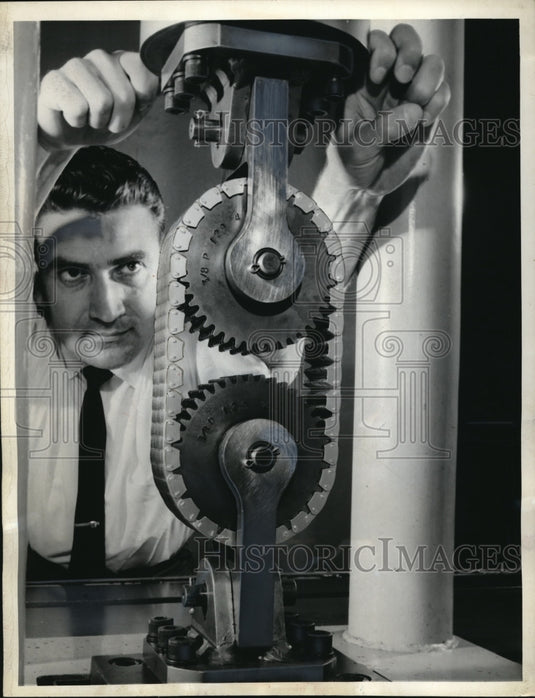 1965 Press Photo Durability test by technician at Borg-Warner's Morse Chain Co - Historic Images