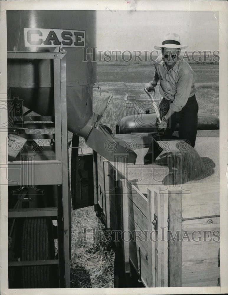 1947 Press Photo Harper Kansas OH Burns Baxter Springs Farmer-Historic Images