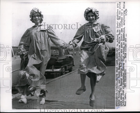 1961 Press Photo Off to School in their Nighties - Historic Images