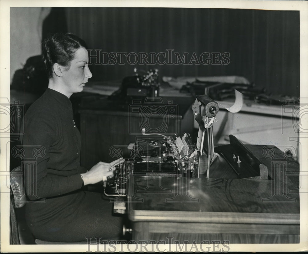 1937 Press Photo Molly Sipos exhibits page turner at National Business Show - Historic Images