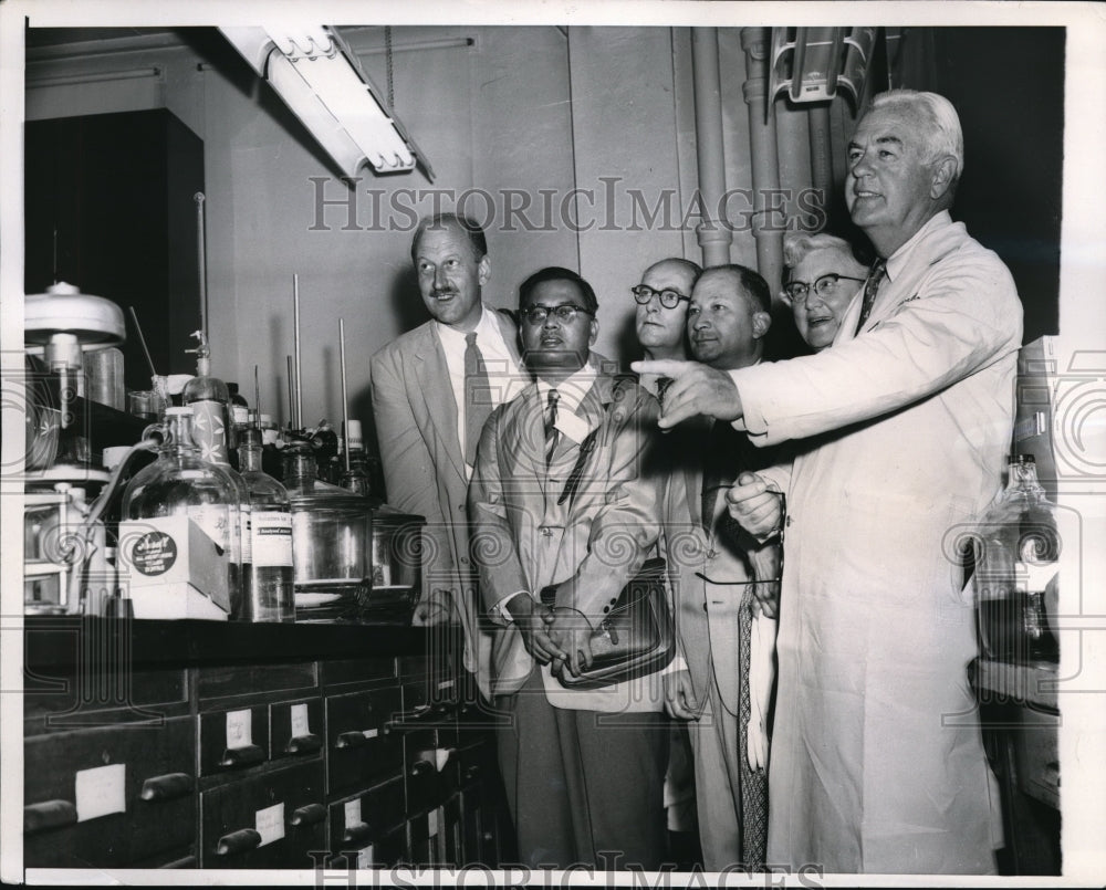 1958 Press Photo Educators visited Medical School lab of Northwestern university - Historic Images