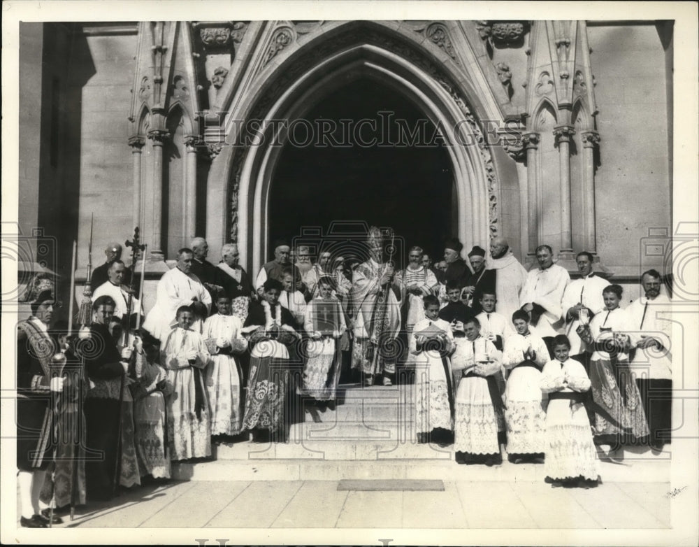 1938 Press Photo Monseigneur Chaptal surrounded by clergy and choir in Paris - Historic Images
