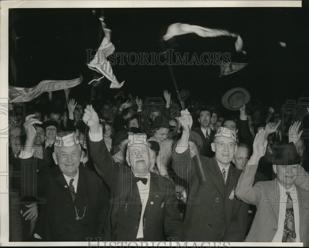 1940 Press Photo Men wearing Willkie hats cheer after Wendell Willkie speech - Historic Images