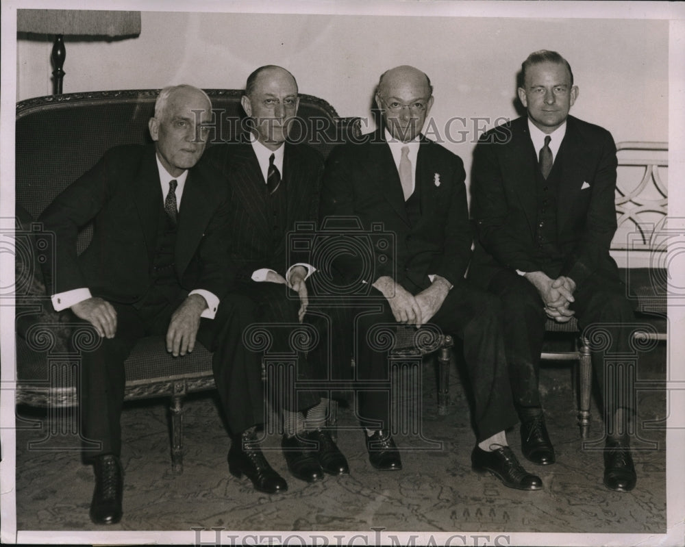 1934 Press Photo Percy Strauss address Philadelphia businessmen in a luncheon - Historic Images