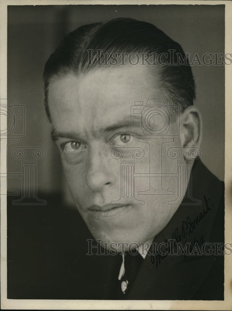 1925 Press Photo Mr Foreman an engraver at his work - Historic Images