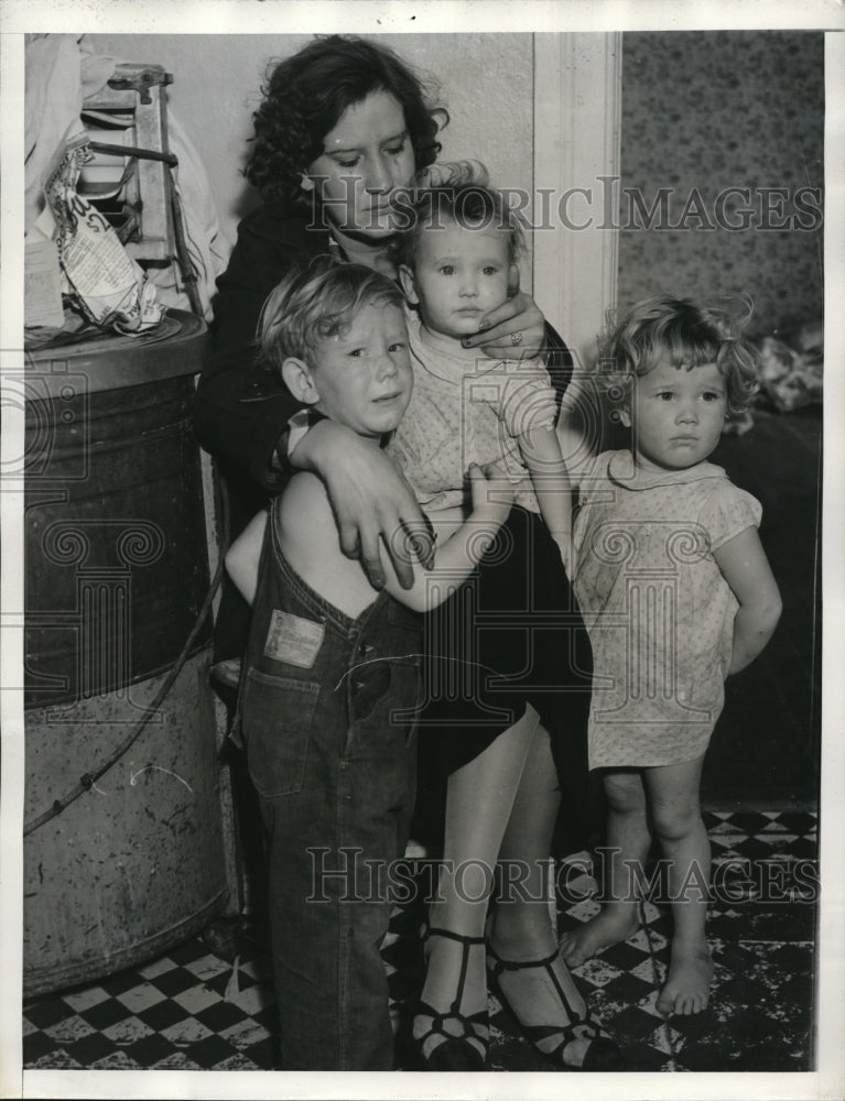 1934 Press Photo Mrs. Olive M. Greg bids kids goodbye - Historic Images