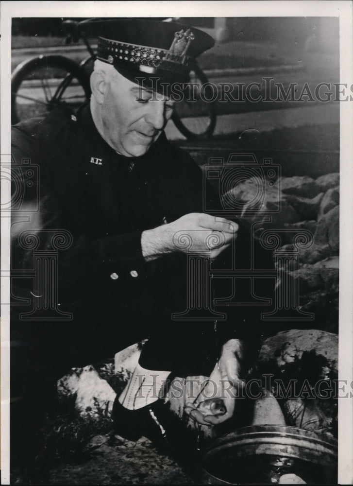 1939 Press Photo Goldftsh Salt Bath, Officer WF Moore - Historic Images