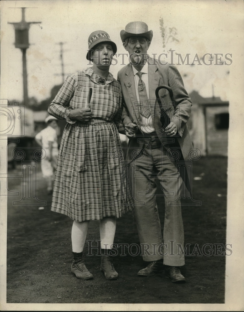 1929 Press Photo Mr &amp; Mrs Ernie Smelton of Toledo, Ohio at a fair - Historic Images