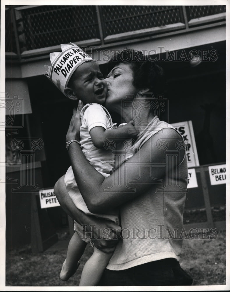 1962 Press Photo Leonard Saunders with mom Rita Saundres wins 25th diaper race - Historic Images