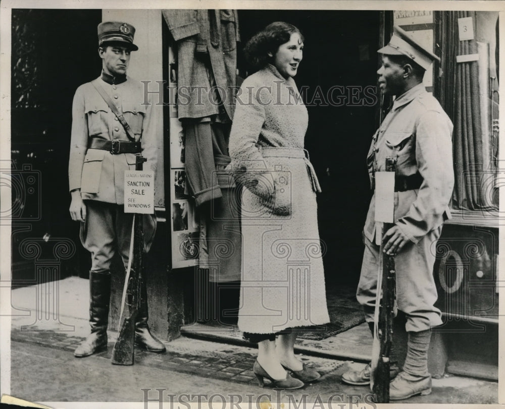 1936 Press Photo London, England Italian &amp; African guard at Sanction Sale- Historic Images