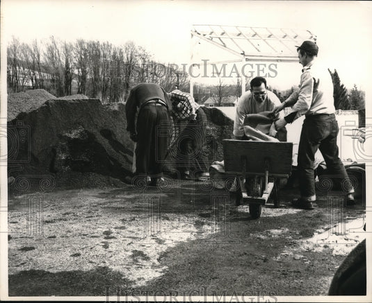 1957 Press Photo Yakima Washington sandbags - Historic Images