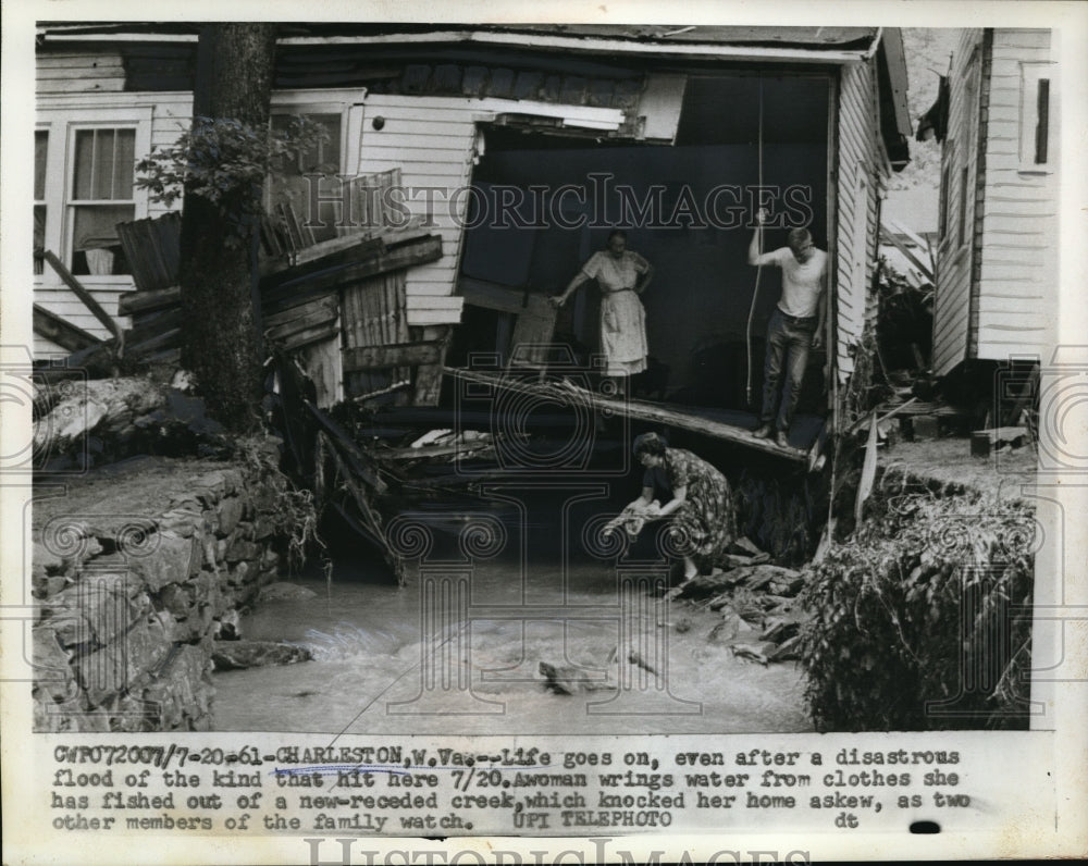 1961 Press Photo Charleston, W Va destruction from floodwaters - Historic Images