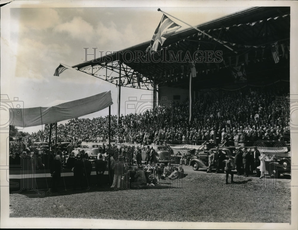 1938 Press Photo Queens University Standing for National Anthems of US &amp; Canada - Historic Images