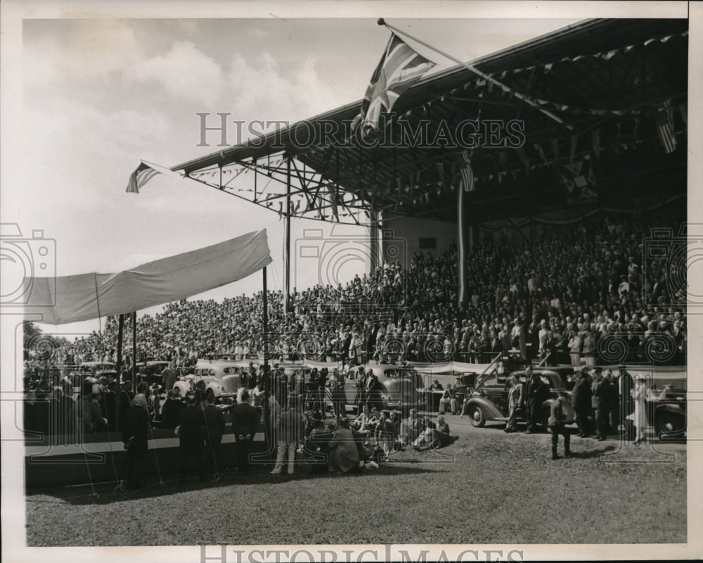 1938 Press Photo Queens University Standing for National Anthems for US &amp; Canada - Historic Images