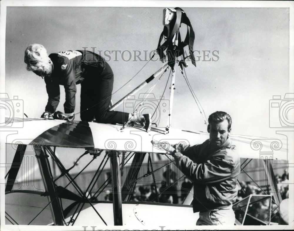 1967 Press Photo Atwater California Terry Holm Bud Fountain Modesto Plane-Historic Images