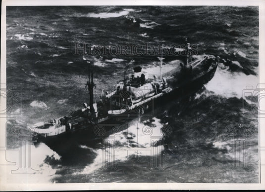 1950 Press Photo Russell R. Jones fights to keep steerage way in 70 knot winds. - Historic Images