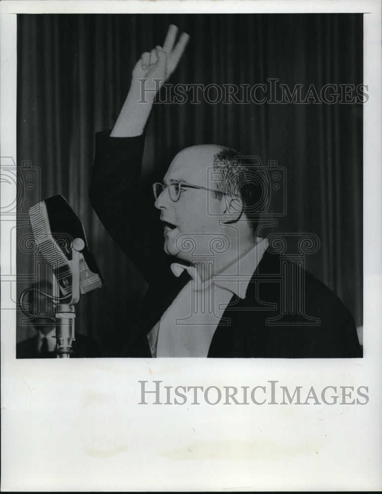 1950 Press Photo Mr Abe Burrows at a radio microphone - Historic Images