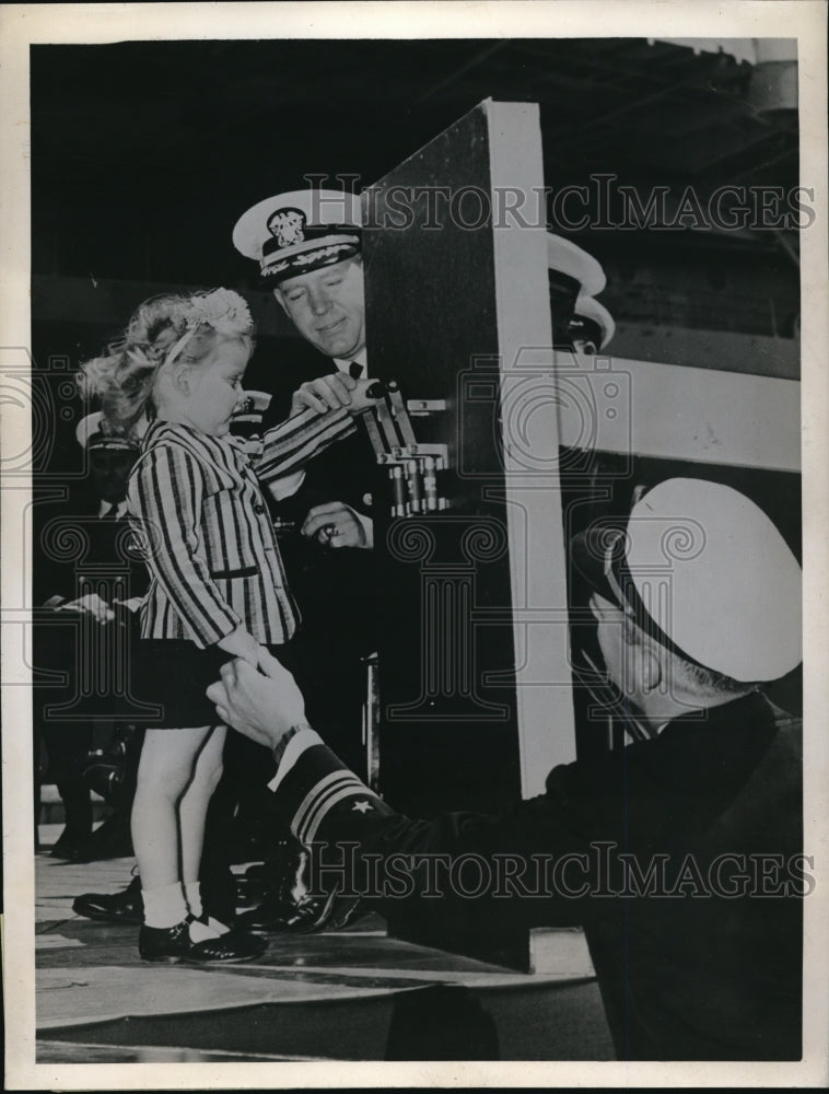 1946 Press Photo Hunters Point Navy yard in Calif, Pat Ann Farmer on carrier USS- Historic Images