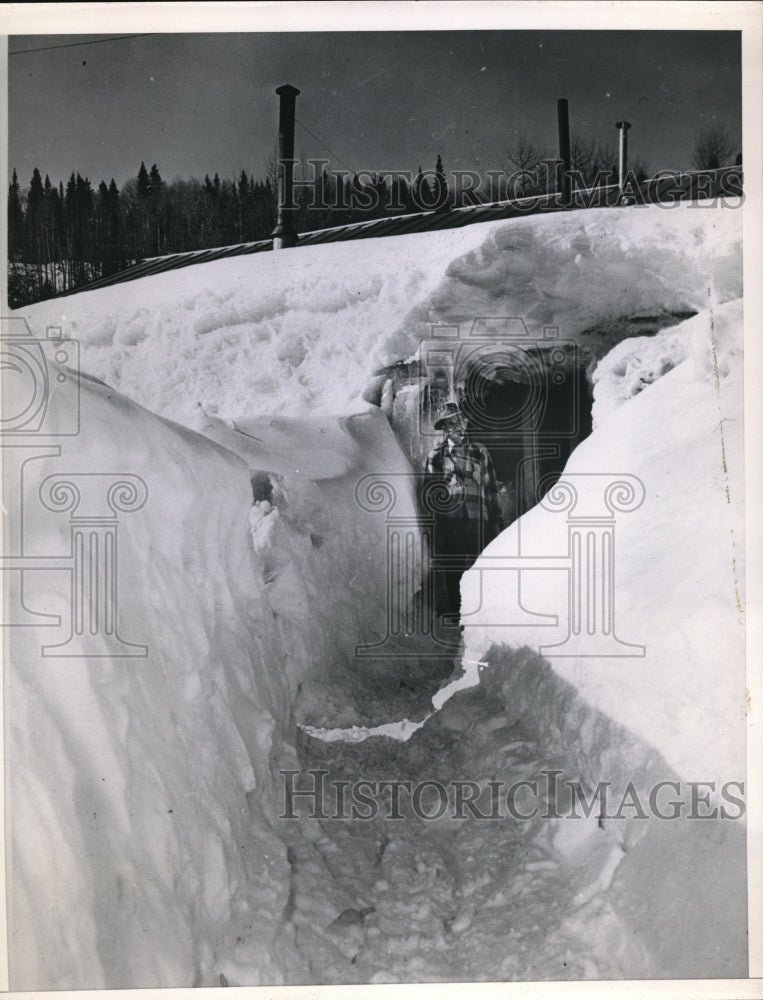 1952 Press Photo Carl Soens After Digging 7-Foot Trench In Record Blizzard - Historic Images