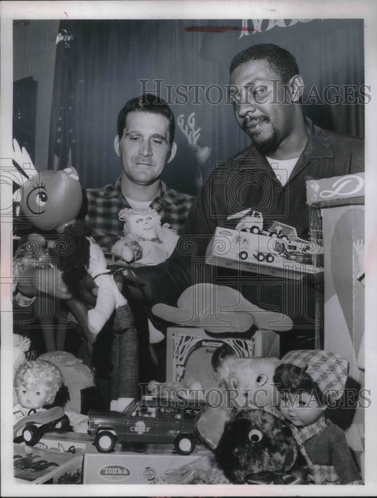 Press Photo Purchasing Christmas Presents At Brecksville VA Hospital - Historic Images