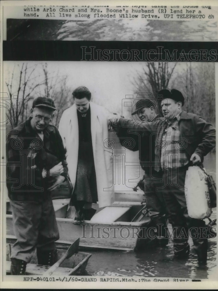 1960 Press Photo Arlo Chard &amp; Mr sBoone in floodwaters at their home - Historic Images