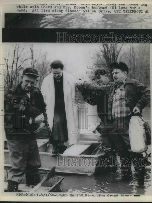 1960 Press Photo Arlo Chard & Mr sBoone in floodwaters at their home - Historic Images