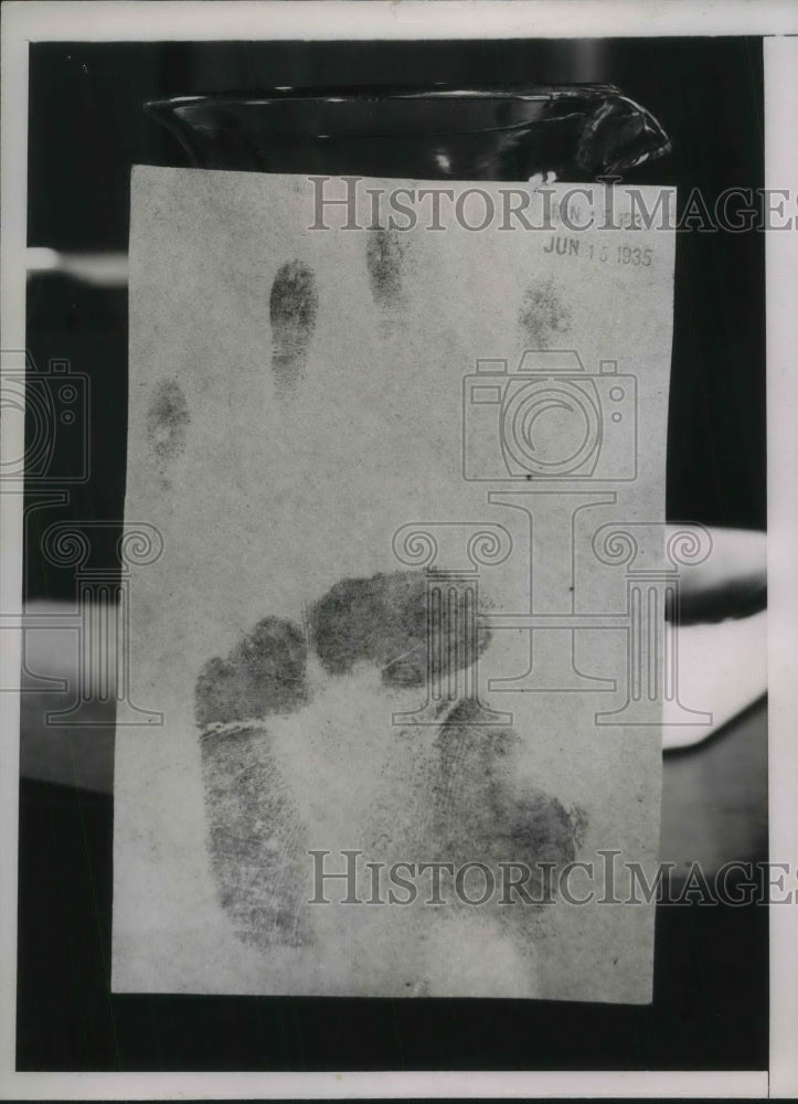 1935 Press Photo New fingerprint method reveals prints on cloth - Historic Images