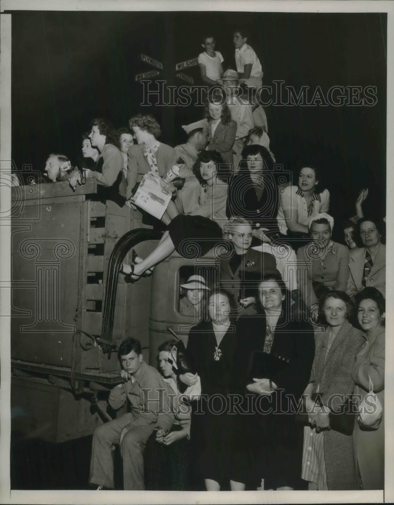 1945 Press Photo Group Get Glimpse of Actress Shirley Temple &amp; Sgt. Agar Wedding - Historic Images