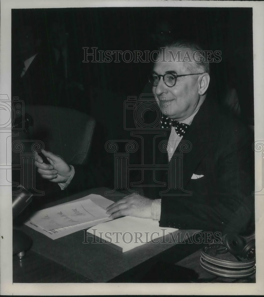 1948 Press Photo Alfonso Lopez Takes Order as President of United Nations - Historic Images