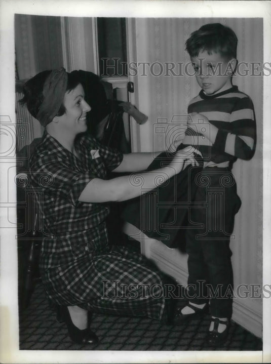 1942 NYC, Mrs Joan Watson & son Mark, aid from British War Relief So-Historic Images