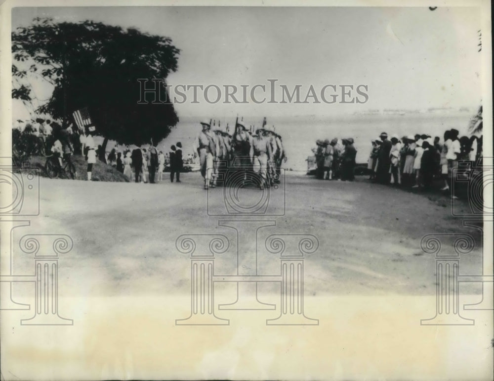 1942 Press Photo US soldiers marching up a hill at Brazzaville, Africa - Historic Images