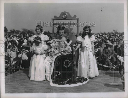 1937 Press Photo Gretchen Bigelow Thomson crowned Queen Shenandoah XIV - Historic Images