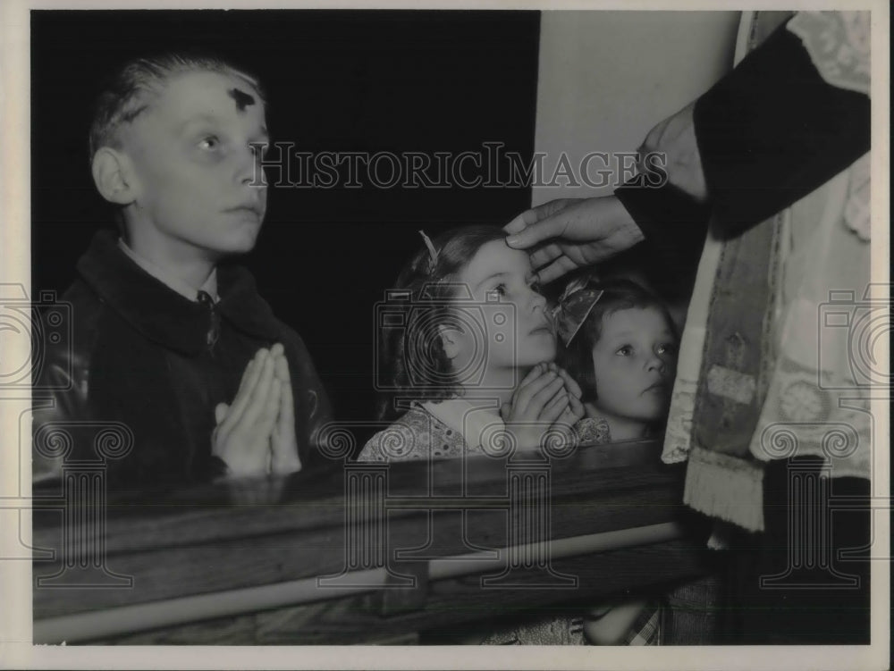 1938 Press Photo Samll children at church - Historic Images