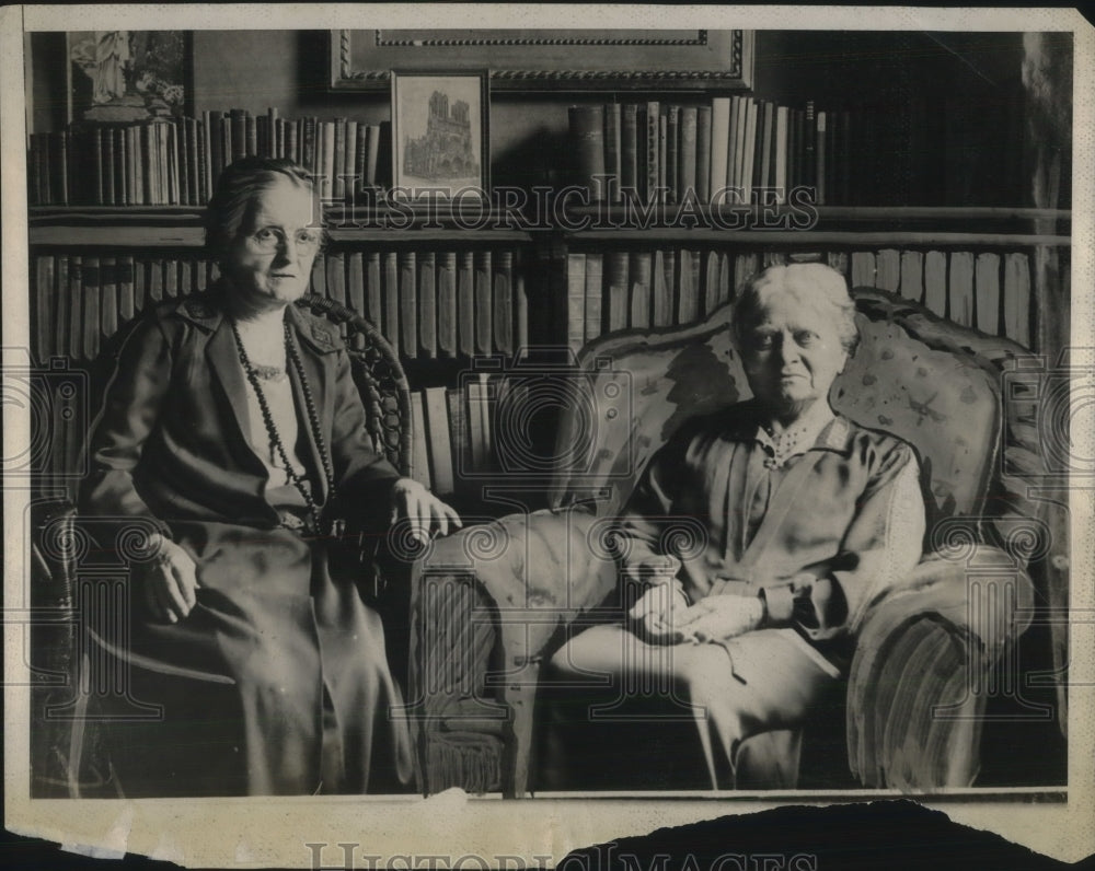 1927 Press Photo Miss Yale &amp; Miss Goodhue having a conversation in their home - Historic Images