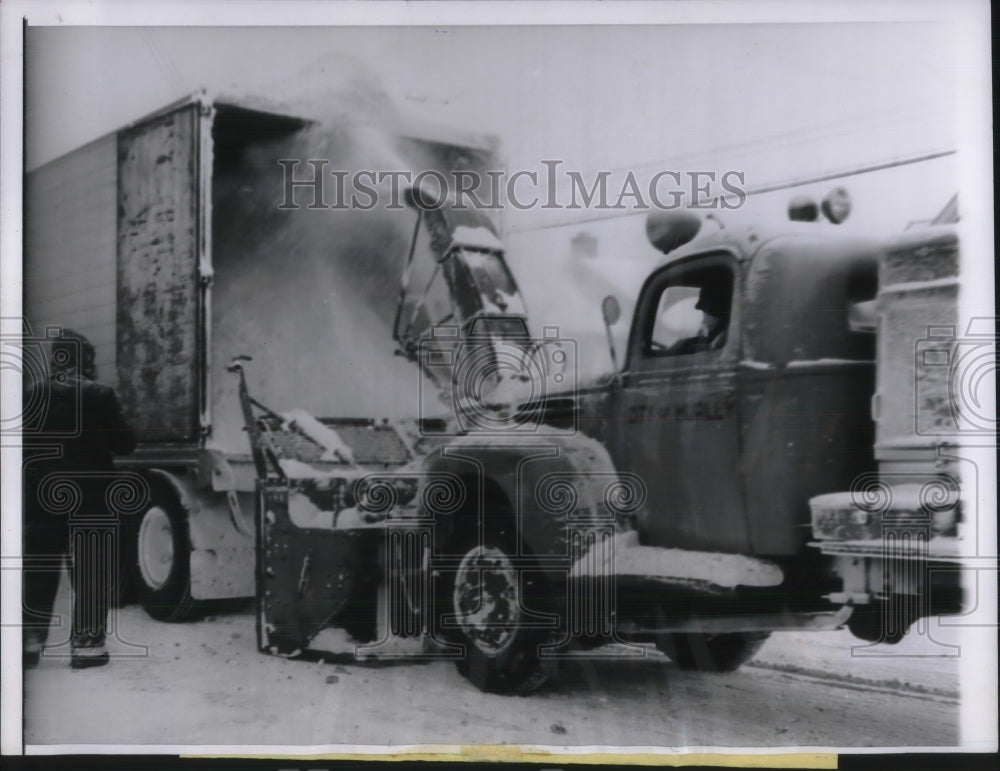 1961 Press Photo Loading up snow and selling it to ski resort - Historic Images