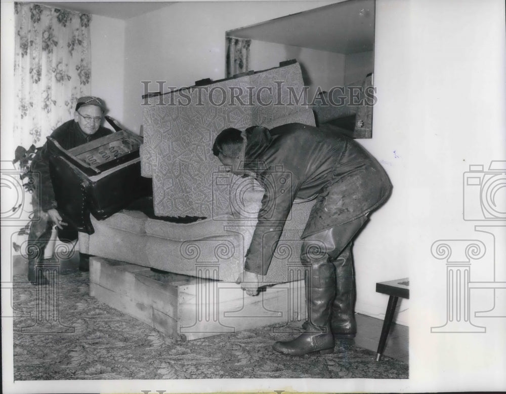 1960 Press Photo Trying to save furniture from flood water - Historic Images