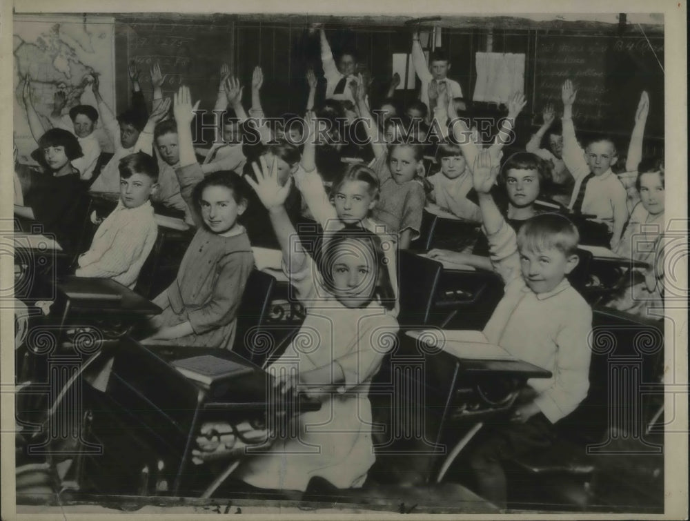 1934 Press Photo School Children raised their hands. - Historic Images