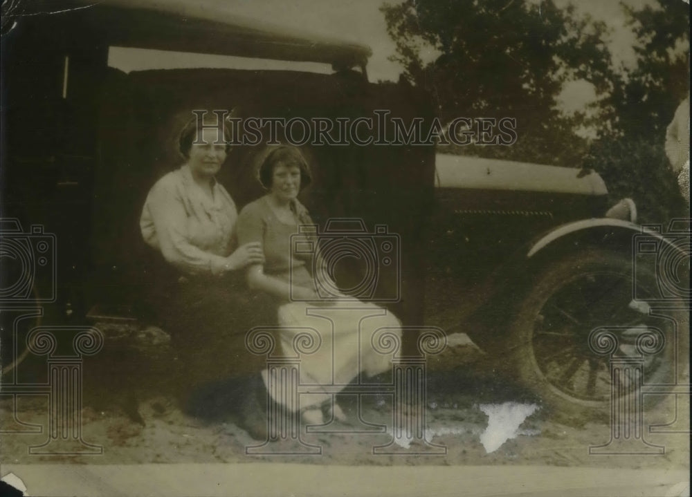 1925 Press Photo Anna Ellington and daughter Dorothy sitting beside a car - Historic Images