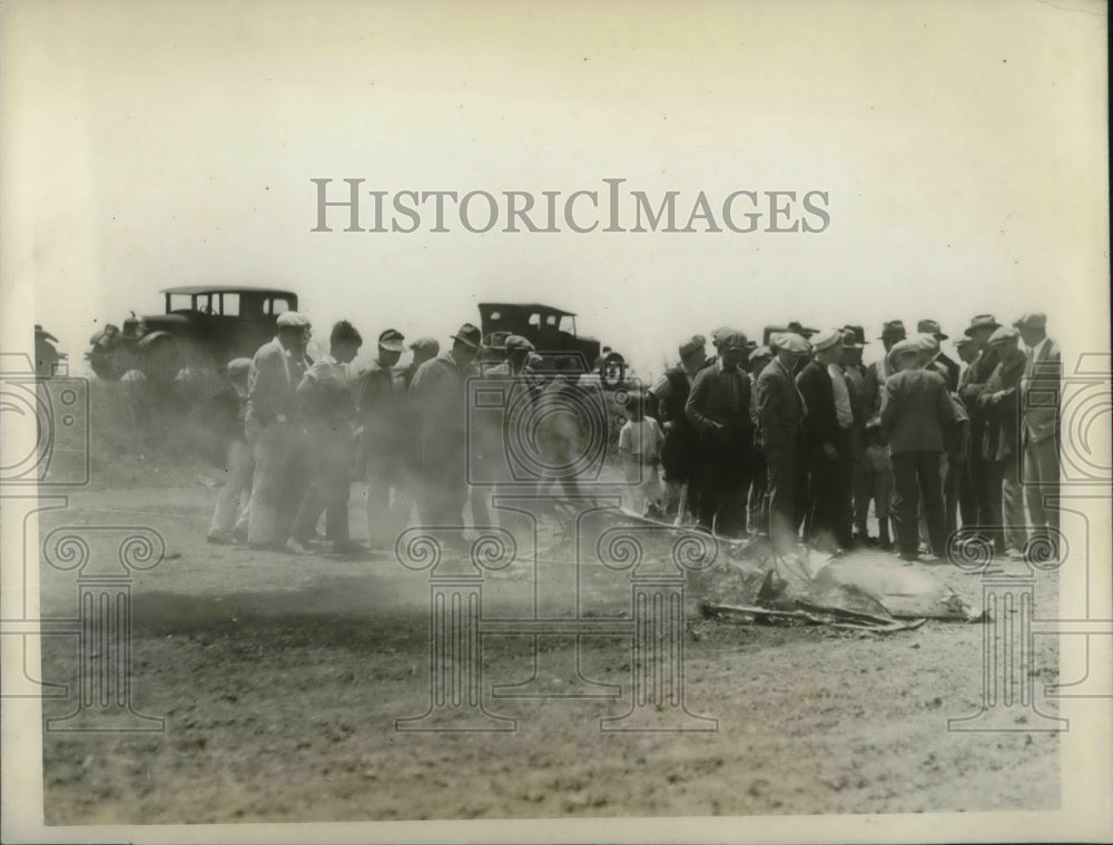 1927 Press Photo Companions Pour Gas on Axton's Wreck and Set Fire After Crash - Historic Images