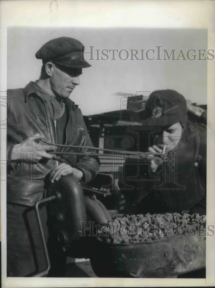 1943 Women recruited from homes, farms, shops and even in parlors.-Historic Images