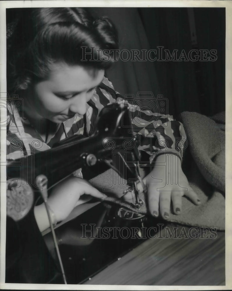 1940 Press Photo Clare Martinez, Tampa, Fla sewing dress on machine - Historic Images