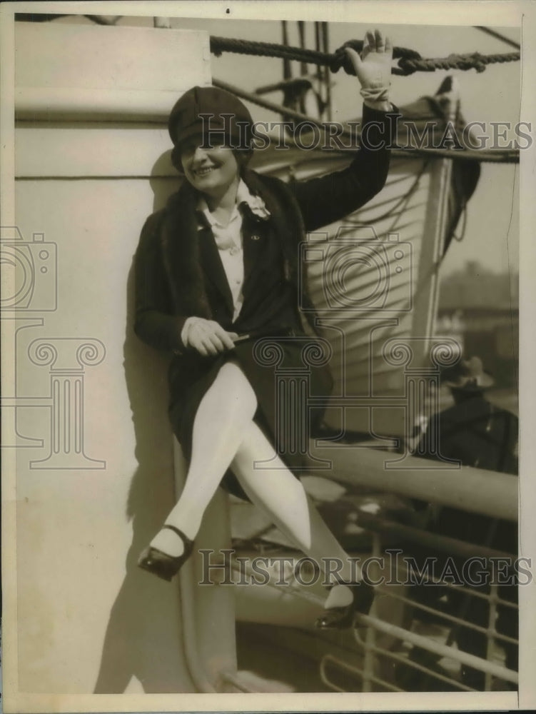1925 Press Photo Cara Giana, American singer on SS Acquitania - nec45372 - Historic Images