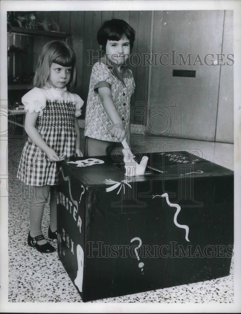 1974 Press Photo Cute Kids Play With Monster Box At Worden Elementary School - Historic Images